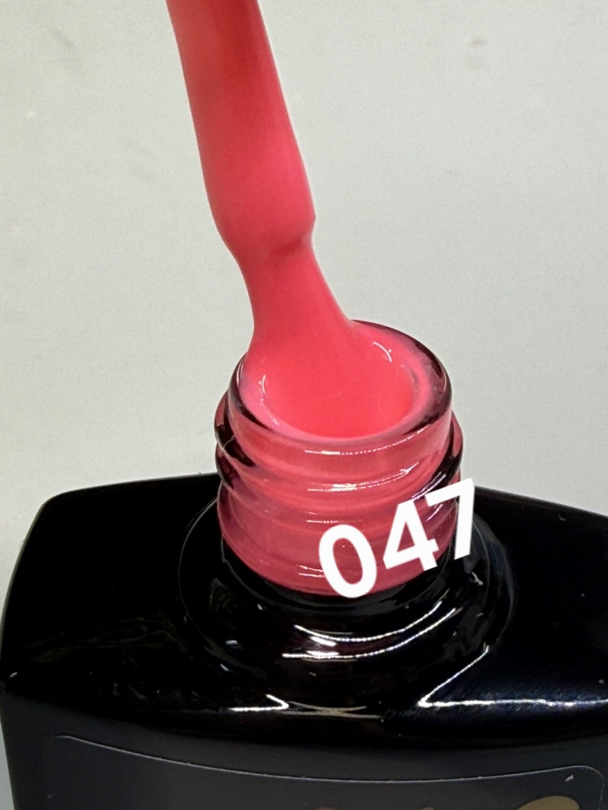047